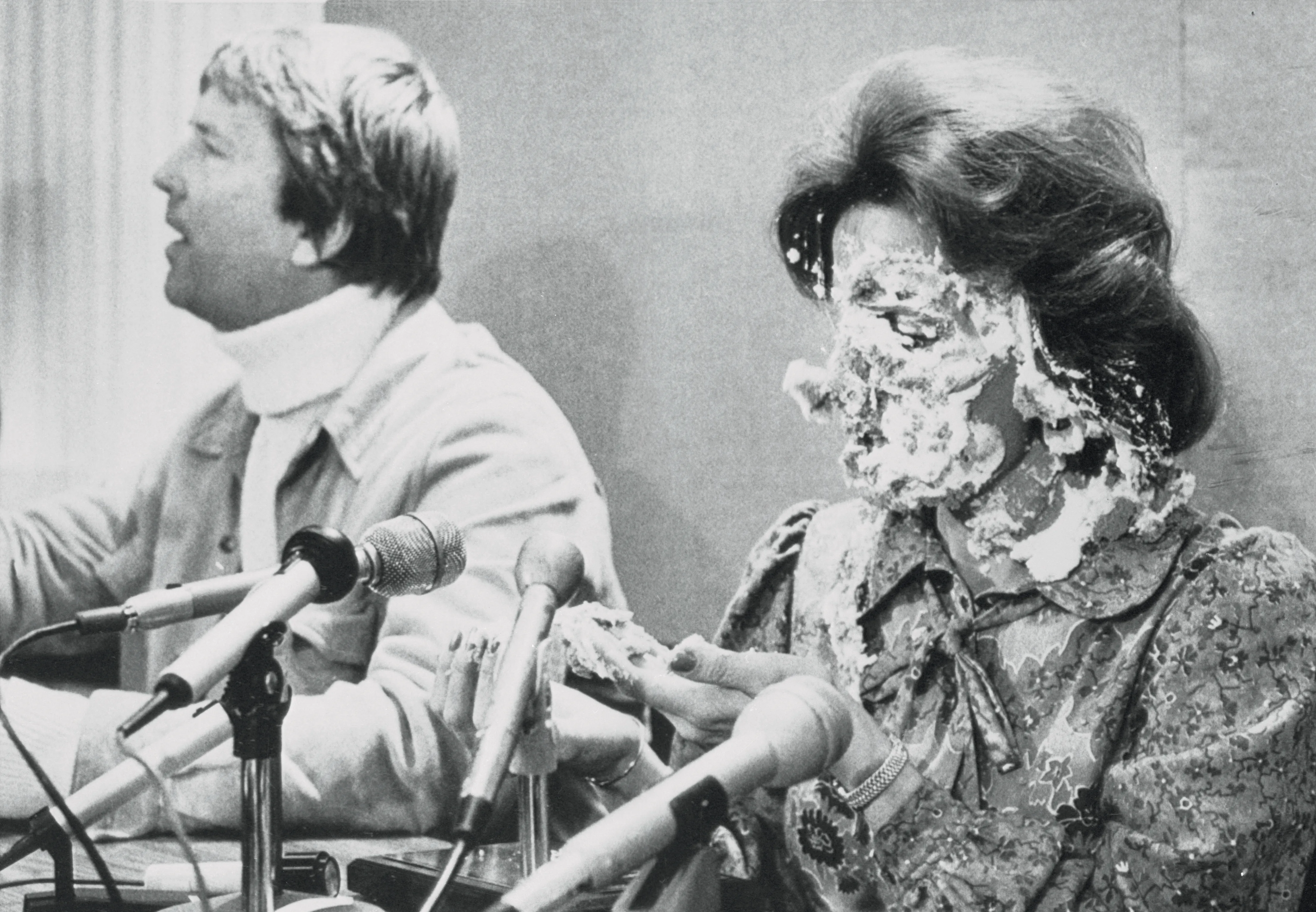 Anita Braienta apmētāta ar pīrāgu