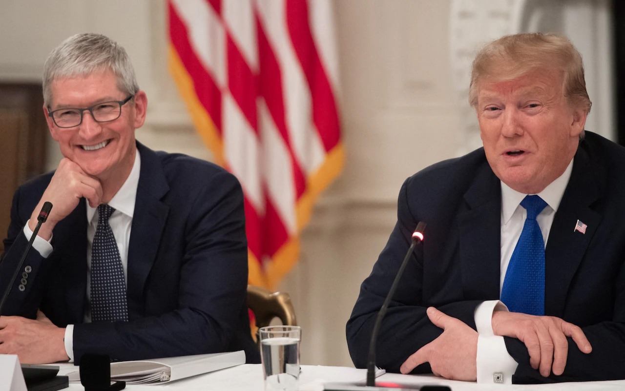 Apple vadītājs Tims Kuks tikās ar Donaldu Trampu Baltajā namā.