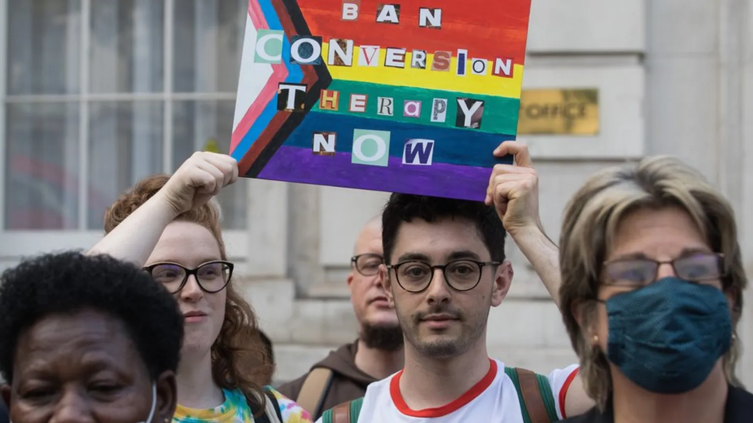 LGBT+ cilvēki Londonā protestē pret konversijas terapiju